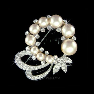 Swarovski Crystal Cream White PEARL Wreath Flower Cute Round Circle Bridal Bridesmaid Mother of Bride Pin Sash Brooch Jewelry Christmas Gift