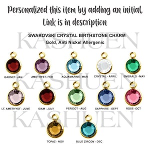 Puede incluir: Una colecci&oacute;n de colgantes de piedras de nacimiento de cristal Swarovski en engastes de oro. Cada colgante presenta un cristal de diferente color, con el mes del a&ntilde;o etiquetado debajo. El texto "Personaliza este art&iacute;culo a&ntilde;adiendo una inicial. Enlace en la descripci&oacute;n" est&aacute; en la parte superior.