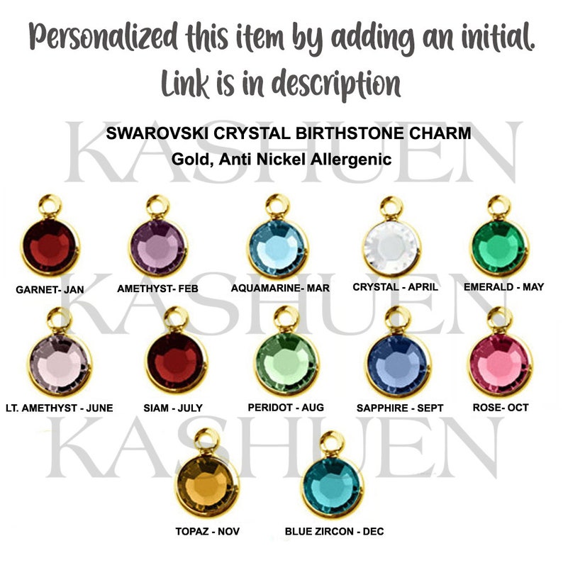 Puede incluir: Una colecci&oacute;n de colgantes de piedras de nacimiento de cristal Swarovski en engastes de oro. Cada colgante presenta un cristal de diferente color, con el mes del a&ntilde;o etiquetado debajo. El texto "Personaliza este art&iacute;culo a&ntilde;adiendo una inicial. Enlace en la descripci&oacute;n" est&aacute; en la parte superior.