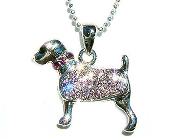 Può includere: Una collana d'argento con un ciondolo a forma di cane in cristallo rosa. Il cane è in piedi su tutte e quattro le zampe e indossa un collare in cristallo rosa.