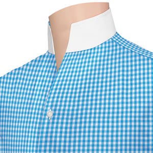 Op de afbeelding: Close-up van een blauw en wit geruit overhemd met een witte kraag. Het overhemd heeft een knoopsluiting en is gemaakt van een lichte stof. De kraag is fris en staat recht. Klassieke overhemdenstijl.