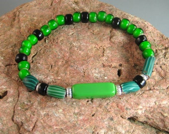 Mens trade bead bracelet, green and black bracelet, stretch bracelet, stacking bracelet, Native American beaded bracelet, mens jewelry