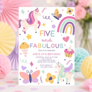 Inbjudan till 5-årsdag med enhörning: Enhörning med fem fantastiska, nyckfull festinbjudan, valfri ålder (redigerbar Canva-mall)