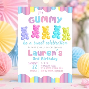 Puede incluir: Una tarjeta de invitación de cumpleaños rectangular con cinco ositos de goma coloridos en morado, rosa, amarillo, azul y verde. El texto dice It's GUMMY be a sweet celebration, PLEASE JOIN US TO CELEBRATE Lauren's 3rd Birthday, Saturday 22 March, 2-4 PM, at Lauren's House, 123 N Rodeo, Beverly Hills, RSVP to Hanna: 123456789.