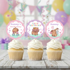 Adornos florales de capibara para cupcakes: Decoración para fiestas de cumpleaños (Plantilla digital editable de Canva para descargar)