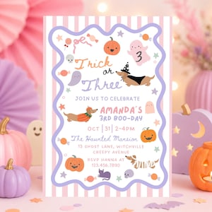Op de afbeelding: Een rechthoekige Halloween-uitnodiging met roze en witte verticale strepen. Het midden heeft een golvende paarse rand met illustraties van pompoenen, spoken, teckels en snoepjes. Tekst: Trick or Three, Amanda's 3rd Boo-Day, Oct 31, 2-4pm, The Haunted Mansion, 13 Ghost Lane, Witchville, Creepy Avenue, RSVP Hanna at 123.456.7890.