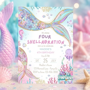 Könnte beinhalten: Eine rechteckige Geburtstagseinladungskarte mit Illustrationen von Meerjungfrauenschwanz, Seepferdchen, Krake und Meereslebewesen in Pastellfarben mit Goldakzenten. Der Text lautet: It's time FOUR SHELLABRATION, MADDIE'S 4TH BIRTHDAY, SAT 25 JULY, Maddie's House, 123 Mermaid Lane - Partyville, RSVP to Anne: 123-456-7890.