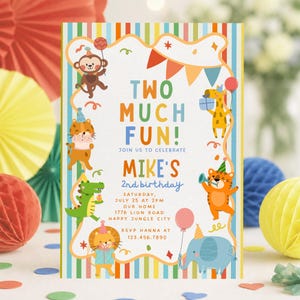 Op de afbeelding: Een verjaardagsuitnodigingskaart met een kleurrijke gestreepte rand en een wit middenpaneel met de tekst TWO MUCH FUN! JOIN US TO CELEBRATE MIKE'S 2nd birthday, evenementsdetails en illustraties van verschillende oerwouddieren.