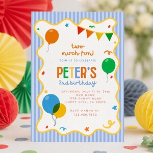 Peut inclure: Une carte d'invitation d'anniversaire rectangulaire avec une bordure à rayures verticales bleu clair et blanc. Le centre présente un panneau blanc à bords ondulés avec des ballons colorés, des fanions et le texte : two much fun! PETER'S 2nd birthday, Saturday, July 11 at 2pm, our home, 1776 Funny Road, Happy City, CA 90210, RSVP Hanna at 123.456.7890.