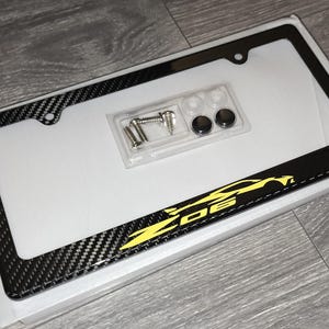 Cadre de plaque d'immatriculation jaune en fibre de carbone Corvette Z06 C8 avec vis et capuchons