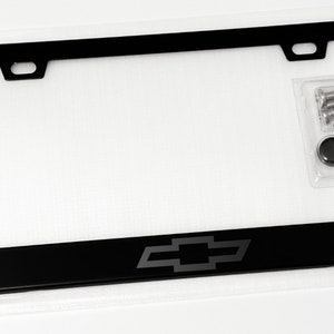 Cornice per targa in metallo nero su nero Chevy con viti e tappi