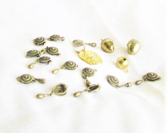 Jewelry Making, BitsnPieces 27, bronze rib w dangles, acorns w ribbed, lion face charm, 17 pieces,