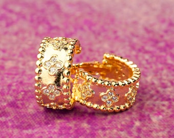 Goldene Klee Hoop Ohrhänger: 24K vergoldet, Sterling Silber Post hypoallergen, Zirkon Blatt