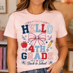 Peut inclure: Un t-shirt à manches courtes rose clair avec une impression graphique portant le texte "HELLO 4TH GRADE Back to School". Le motif comprend un grand nœud rayé, une pomme rouge, un crayon jaune et des accents floraux rouges, bleus et blancs.