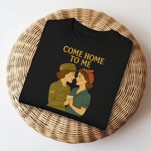 Camiseta "Vuelve a casa conmigo", camiseta de pareja lesbiana de los años 40, estilo bordado, camisa queer, regalo vintage de orgullo bélico para ella.