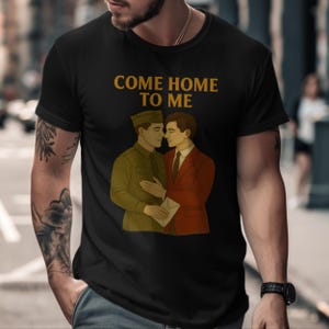 Camiseta "Vuelve a casa conmigo", romance gay de la guerra de los años 40, camiseta bordada con mensaje de orgullo, regalo vintage de amor queer para él.