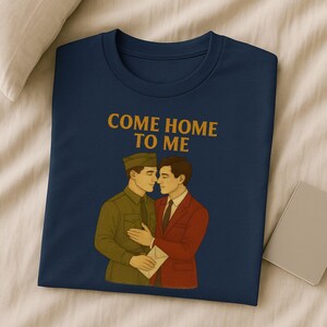 Camiseta de romance gay de guerra de los años 40, camiseta bordada del orgullo, regalo vintage de amor queer para él, camiseta "Vuelve a casa conmigo"