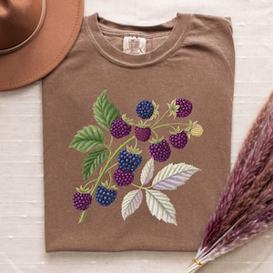 T-shirt Blackberry Cottagecore : design botanique fruité vintage