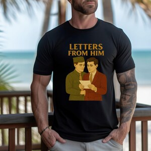 Camiseta "Cartas de Él en Tiempo de Guerra", camiseta gay de la década de 1940, camiseta bordada de amor militar, regalo vintage de romance queer para él