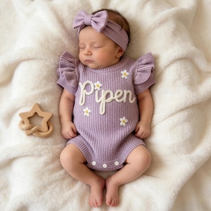 新生児用フリルロンパース、名前入りベビーガールロンパース、コットンニットフリルロンパース、手刺繍幼児用ロンパース、赤ちゃんへのパーソナライズギフト