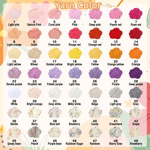 Puede incluir: Una carta de colores de ovillos de lana, cada uno etiquetado con un n&uacute;mero y un nombre de color. Los colores de la lana van del rosa claro al morado oscuro, con tonos de amarillo, naranja y verde. El texto "Yarn Color" est&aacute; en la parte superior.