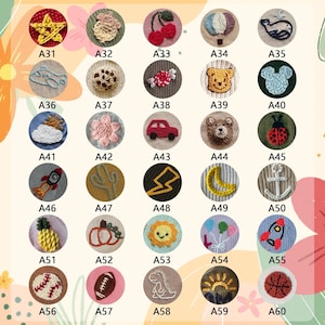 Puede incluir: Una colecci&oacute;n de parches bordados con varios dise&ntilde;os, incluyendo una estrella, cerezas, un globo aerost&aacute;tico, una ballena, una nube, una flor, un coche, un oso, una mariquita, un cohete, un cactus, un rayo, una luna, un ancla, una pi&ntilde;a, una calabaza, un sol, globos, una pelota de b&eacute;isbol, un bal&oacute;n de f&uacute;tbol americano, un dinosaurio y un bal&oacute;n de baloncesto. Cada parche est&aacute; etiquetado con una letra y un n&uacute;mero.
