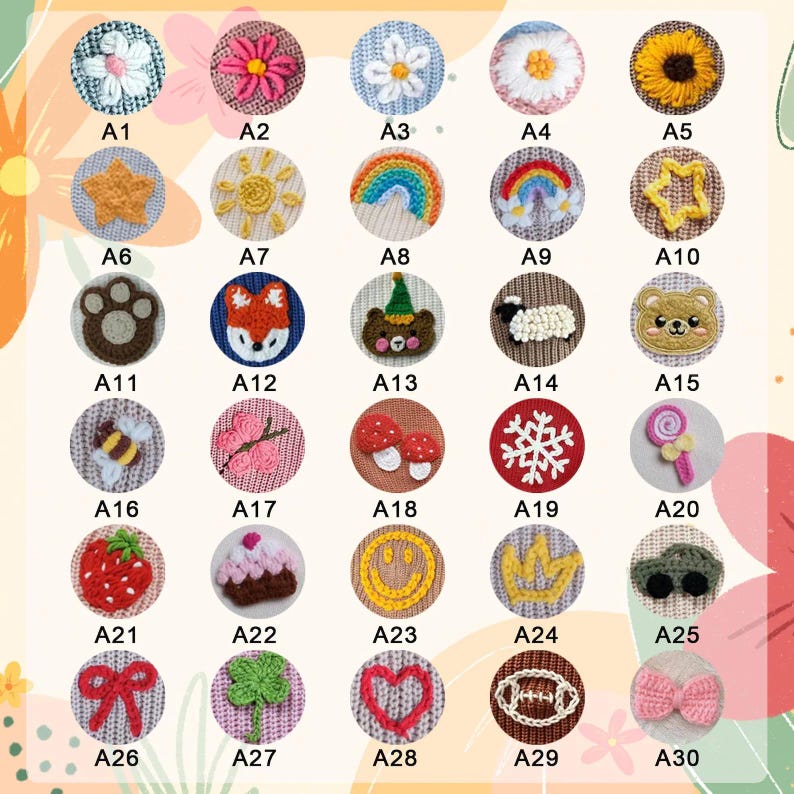 Puede incluir: Una colecci&oacute;n de treinta parches bordados con varios dise&ntilde;os, incluyendo flores, animales y alimentos. Cada parche es circular y presenta un esquema de color y dise&ntilde;o diferente, como un girasol, un zorro y una fresa.