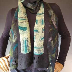 Reversible Green Black Felted Wrap with Pin 画像 2