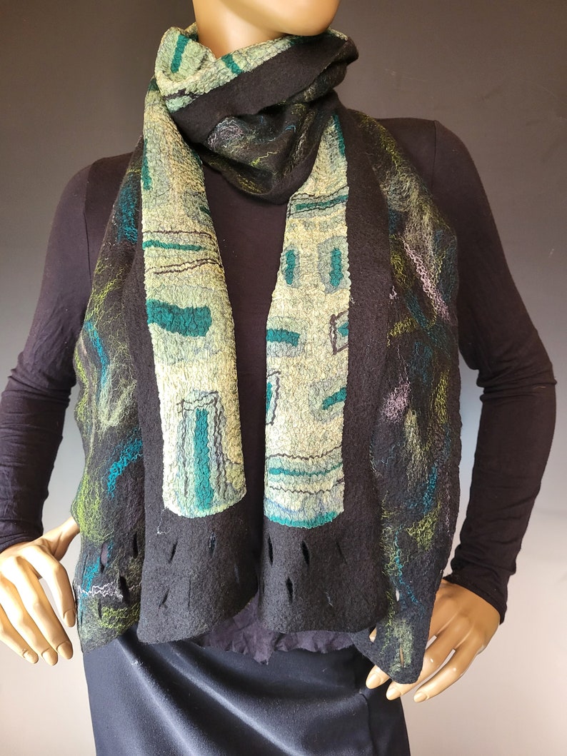 Reversible Green Black Felted Wrap with Pin 画像 2