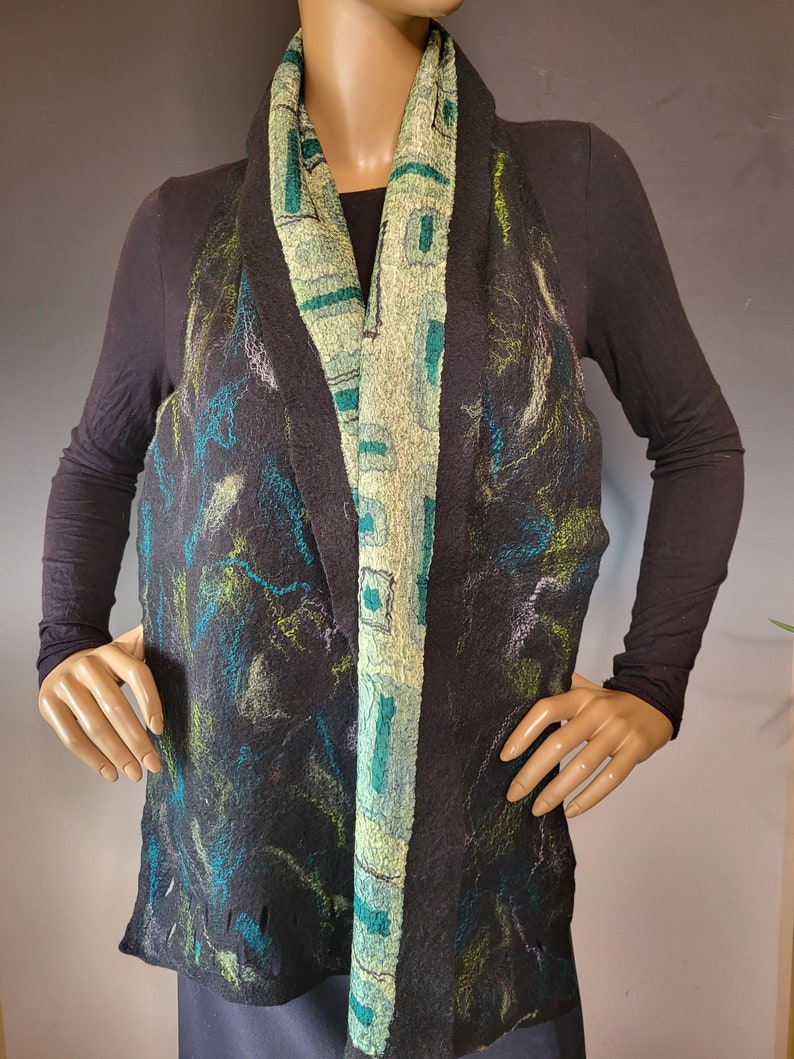 Reversible Green Black Felted Wrap with Pin 画像 6