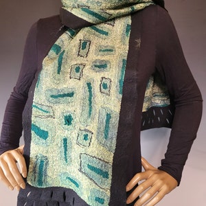 Reversible Green Black Felted Wrap with Pin 画像 9