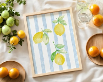 Puede incluir: Una impresión acuarela enmarcada de limones sobre un fondo a rayas azul y blanco. Los limones son amarillos con hojas verdes.
