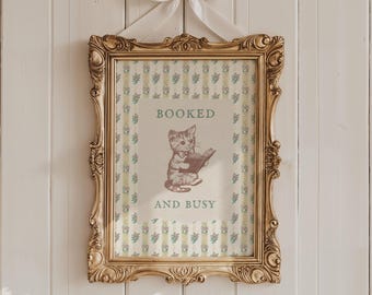 Zarezerwowany i zajęty wydruk | Bookish Sage Green Printable Wall Art, prezent dla miłośnika książek, sztuka kota w stylu vintage, modny plakat do czytania w kąciku cyfrowym do pobrania