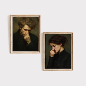 Puede incluir: Dos retratos vintage enmarcados. El primero representa a un hombre con cabello rizado, el segundo a una mujer con cabello oscuro. Ambos retratos presentan sujetos con ropa oscura, con las manos cerca de la cara, sobre un fondo apagado.