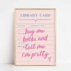 Kaufen Sie mir Bücher sagen Sie mir, ich bin hübsch Druck | Bücherwurm Druck | Rosa Bibliothek Karte Wand Kunst | Leser und Buch-Liebhaber-Geschenk | Buchkunst Digitaler Download