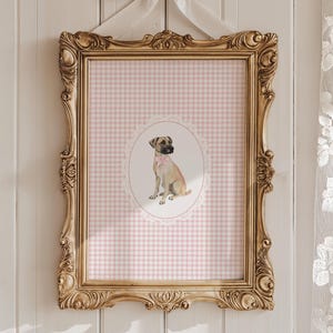 Pode incluir: Uma impressão emoldurada de um cão usando uma gravata borboleta rosa em um fundo xadrez rosa e branco.