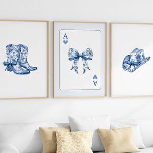 Juego de 3 impresiones de vaquera costera estilo chinoiserie / Arte de pared occidental femenino de moda / Decoración de habitación coqueta / Arte de pared azul claro / Descarga digital