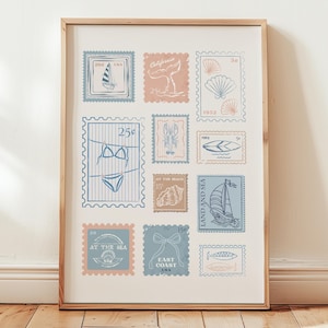 Peut inclure: Une affiche encadrée avec des timbres-poste de style vintage représentant des scènes de plage. Les timbres présentent des illustrations d'un voilier, de coquillages, d'un bikini, d'un homard, d'une planche de surf et d'un poisson, en bleu, rose et beige.