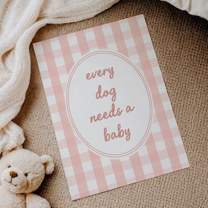 Impresión "Todo perro necesita un bebé" / Arte de pared imprimible, decoración de guardería en estilo cottagecore rosa, anuncio de embarazo moderno, regalo para amantes de los perros