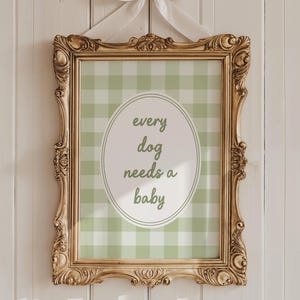 Impresión "Todo perro necesita un bebé" / Arte de pared imprimible a cuadros, decoración de guardería en verde salvia neutro, anuncio de embarazo moderno