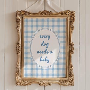 Impresión/arte de pared imprimible "Todo perro necesita un bebé", decoración de guardería de estilo rústico con un niño azul, anuncio de embarazo moderno, estética vintage