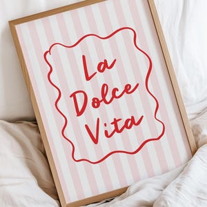 La Dolce Vita Striped Typography Print | Girly Italy Pink Decor | Modny plakat retro na lato | Kolorowa drukowana sztuka ścienna do pobrania w wersji cyfrowej