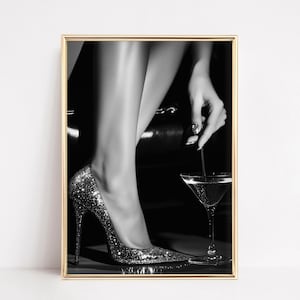Modny nadruk Dirty Martini | Czarno-biały plakat z butami na wysokim obcasie | Ścienna sztuka do wydrukowania w łazience | Dziewczęca estetyczna dekoracja pokoju Bar Cart Art
