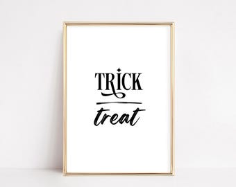 Puede incluir: Un cartel imprimible en blanco y negro con el texto "trick treat" en una fuente decorativa. El cartel está enmarcado en un marco dorado.