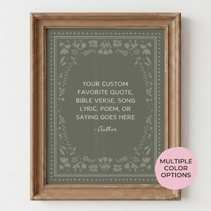 Könnte beinhalten: Ein gerahmter Wandkunstdruck mit einem salbeigrünen Hintergrund, einer dekorativen Blumenbordüre und dem Text: YOUR CUSTOM FAVORITE QUOTE, BIBLE VERSE, SONG LYRIC, POEM, OR SAYING GOES HERE - Author. Der Rahmen hat eine hellbraune Holzoptik.