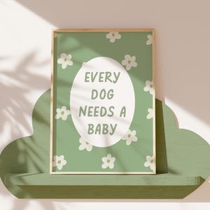 Impresión "Todo perro necesita un bebé" / Arte de pared imprimible retro, decoración de guardería en verde salvia neutro, anuncio de embarazo moderno