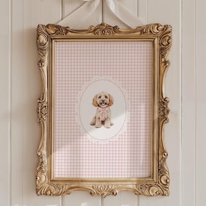 Puede incluir: Una impresión enmarcada de un perro con una pajarita rosa sobre un fondo de cuadros vichy rosa y blanco.