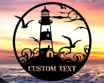 Può includere: Silhouette nera di un faro con onde e gabbiani sullo sfondo di un tramonto. Il testo "CUSTOM TEXT" è sotto il faro.
