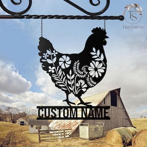 Puede incluir: Silueta negra de metal de una gallina con diseños florales, montada en un letrero de madera con el texto "CUSTOM NAME". El letrero está colgado de un soporte de metal negro.