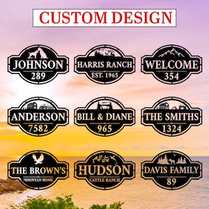 Puede incluir: Una colección de letreros metálicos personalizados en negro con detalles dorados. Los letreros muestran nombres, números y frases como "Bienvenido" y "Diseño personalizado". Se incluyen ilustraciones de perros, montañas y vida silvestre.